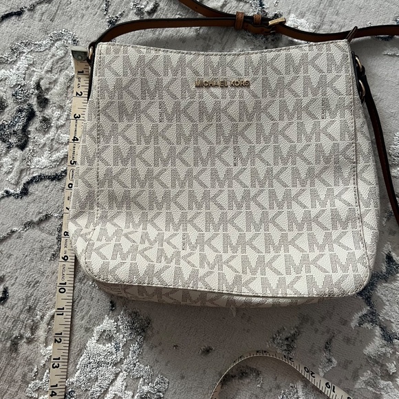 Michael Kors Crossbody Jet Set Large Messenger Bag - Picture 7 of 9